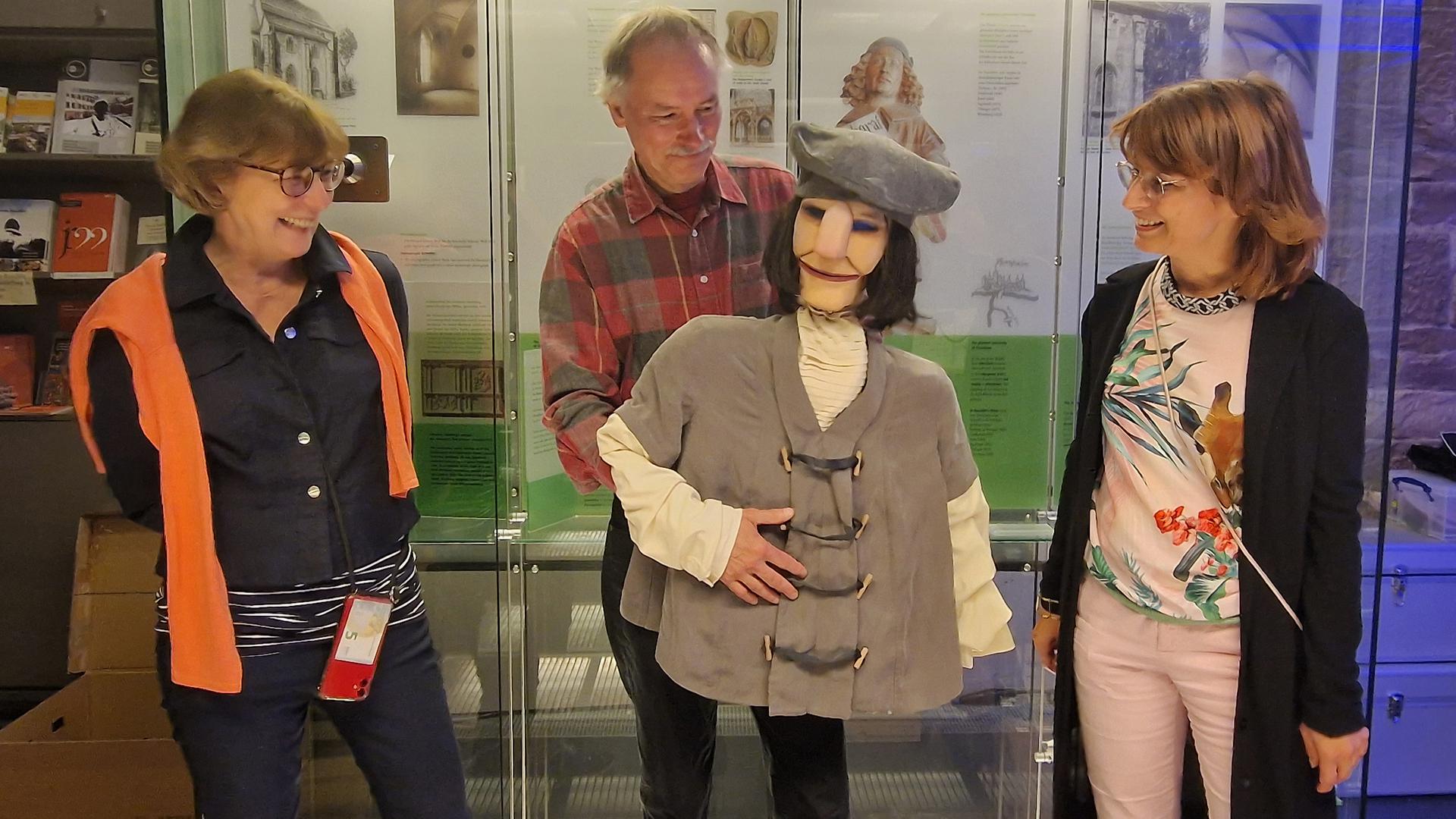 Gute Laune bei der Museumsnacht: Claudia Baumbusch (links), Angelika Drescher und Raphael Mürle mit „special guest“ Johannes Reuchlin.