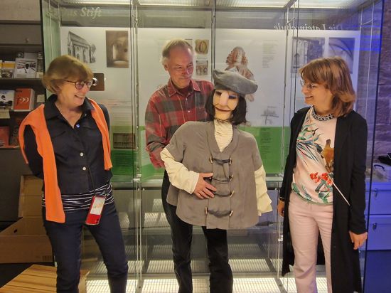 Gute Laune bei der Museumsnacht: Claudia Baumbusch (links), Angelika Drescher und Raphael Mürle mit „special guest“ Johannes Reuchlin.