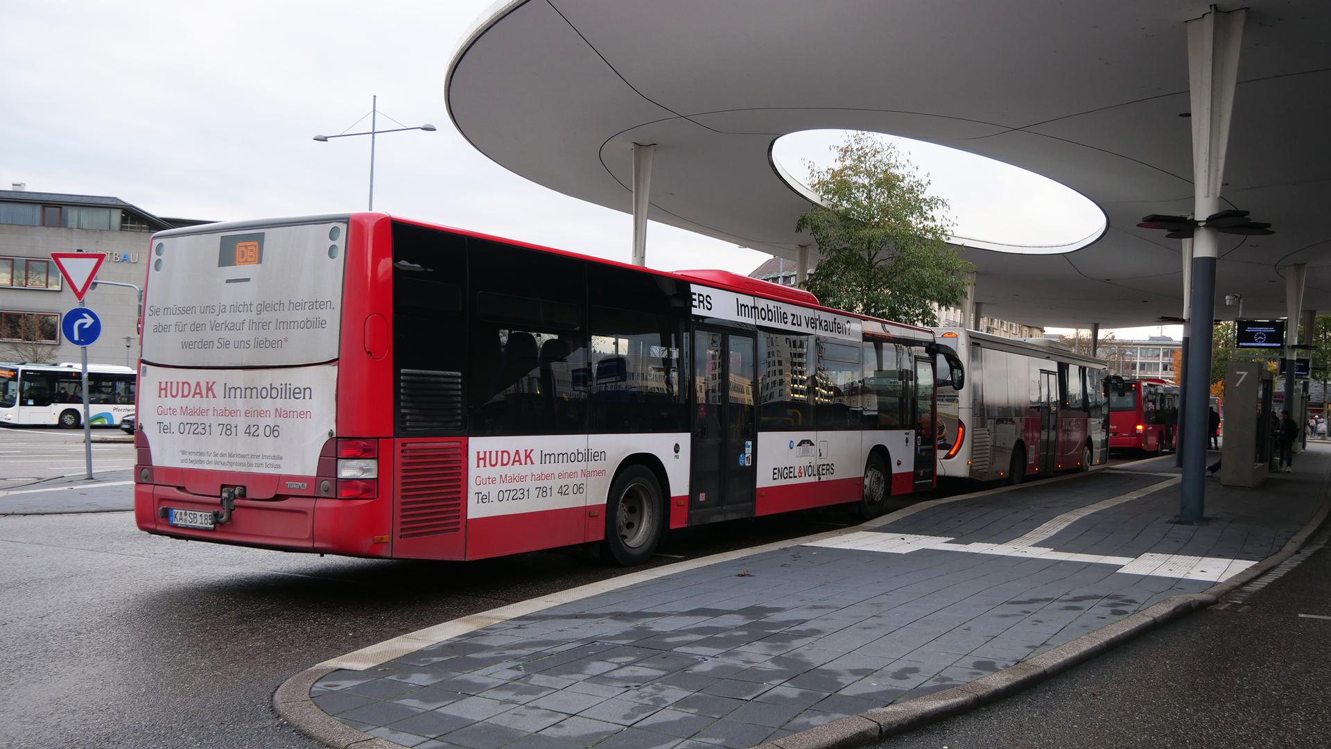 Ein Bus hält am ZOB in Pforzheim.