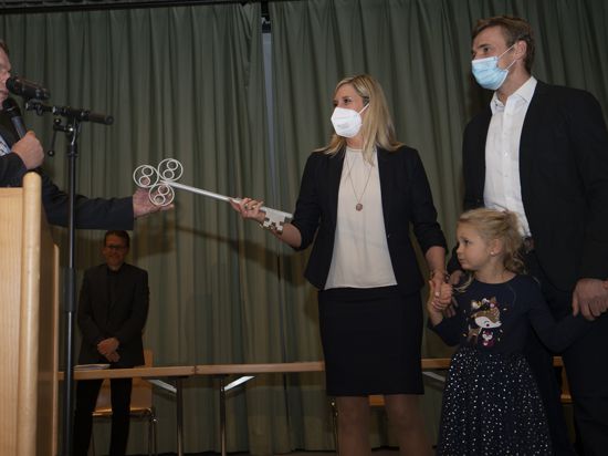 Sabine Wagner, neue Bürgermeisterin von Neuhausen bekam schon einmal symbolisch den Rathausschlüssel von Bürgermeister Oliver Korz überreicht. Rechts ihr Mann Martin und Töchterchen Emilia.