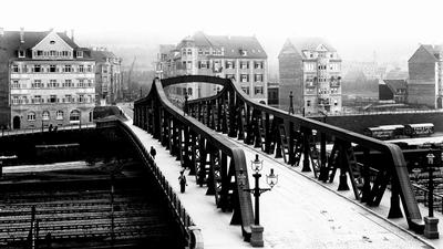 Eine mächtige Konstruktion aus Stahl war die erste Nordstadtbrücke, die nach langer Diskussion - ein Teil der Bürgerschaft wünschte sich eine Unterführung - am 27. August 1913 eingeweiht wurde. Rund 50 Jahre zuvor war die Eisenbahnlinie ine Betrieb genommen worden.
