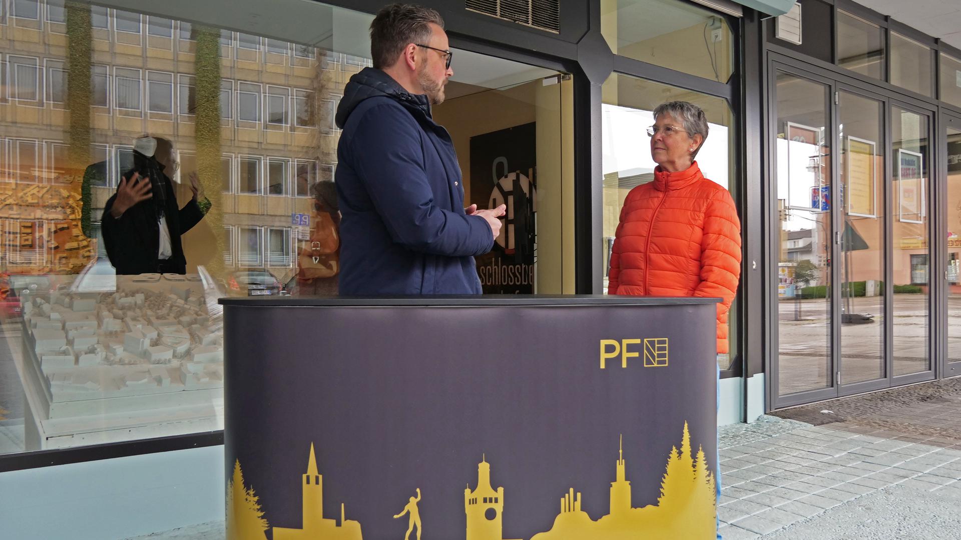 Petra Schickle ist zum Auftakt eine von zwei Bürgern, die sich mit OB Peter Boch austauscht. Überlegt wird deshalb, ob man zukünftig höher frequentierte Standorte nutzen will.
