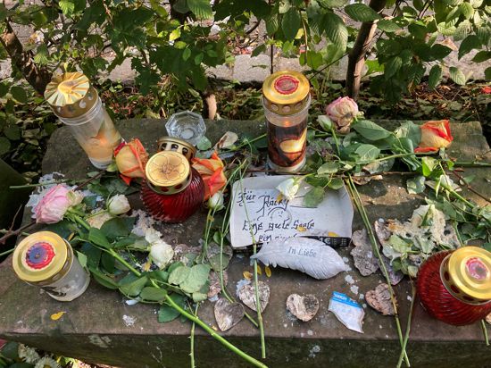 Trauerort Enzufer: Zum Gedenken an den getöteten jungen Mann legten  im vergangenen August  viele Menschen tagelang Blumen und Kerzen an der Stelle nieder, an der sein Leichnam gefunden worden war.