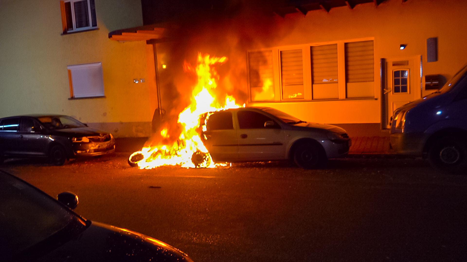 Roller angezündet: Das Feuer griff auf zwei Autos über. Die Fahrzeuge wurden komplett zerstört.