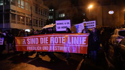 Die Demonstranten gegen die geltenden Corona-Regeln und ihrem Banner „Wir sind die rote Linie - friedlich und bestimmt“ in Pforzheim.