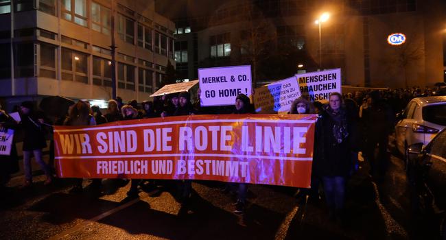 Die Demonstranten gegen die geltenden Corona-Regeln und ihrem Banner „Wir sind die rote Linie - friedlich und bestimmt“ in Pforzheim.