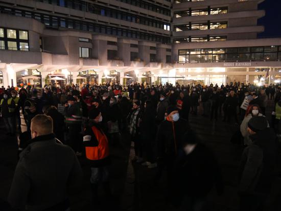 Die Demonstranten gegen die aktuellen Corona-Maßnahmen auf dem Marktplatz vor dem Rathaus in Pforzheim.