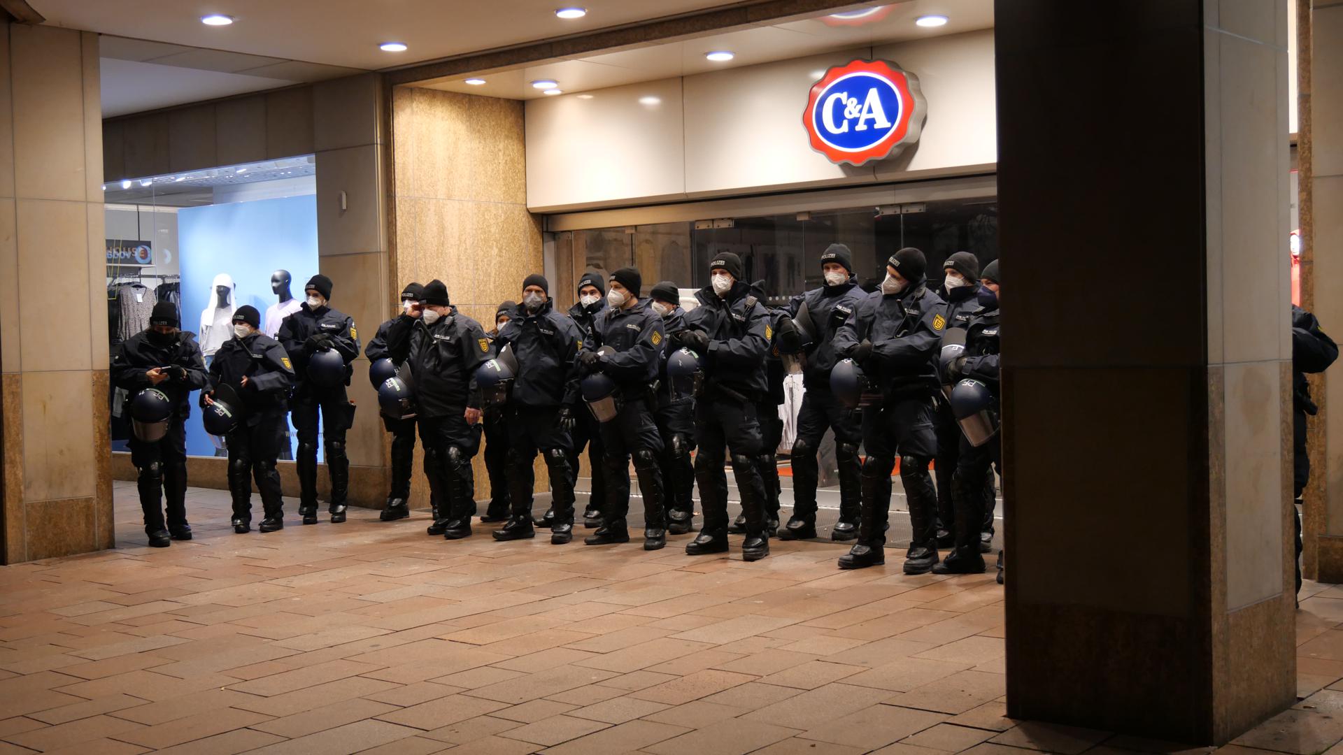 Eine Gruppe Polizisten vor einem Modegeschäft auf dem Pforzheimer Marktplatz