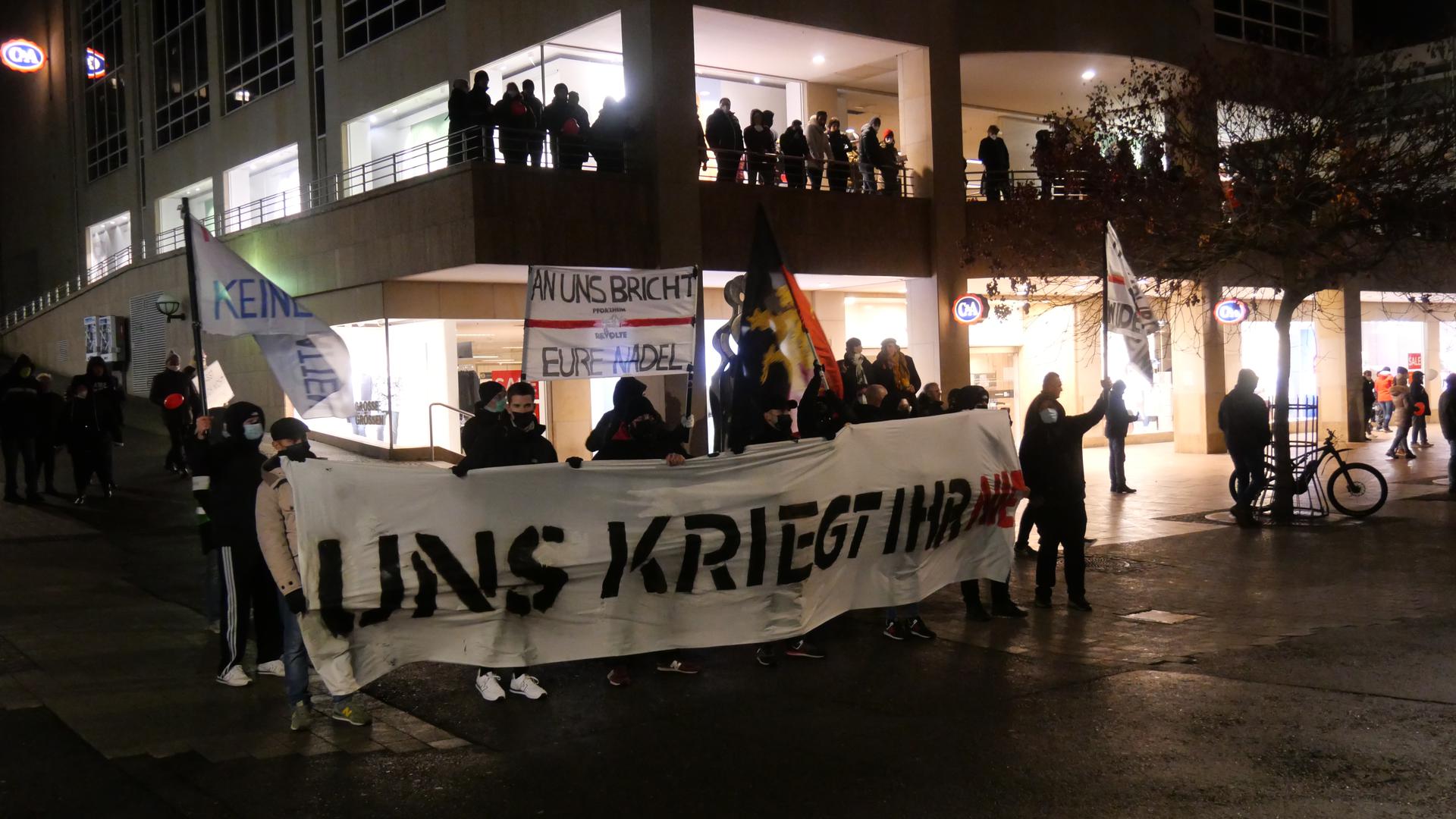 Die Gruppierung „Pforzheim Revolte“ mit einem Banner bei der Corona-Demonstration in der Pforzheimer Innenstadt