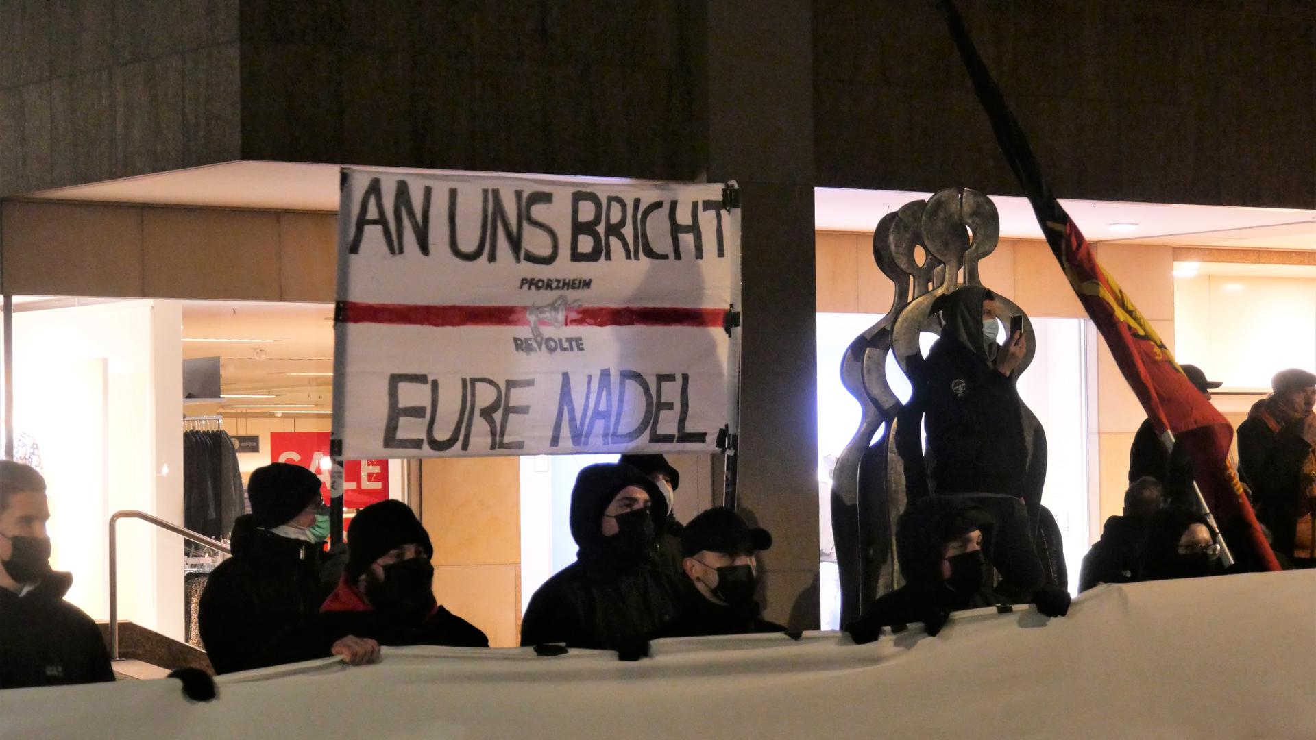 Die Pforzheimer Revolte und dem Banner „An uns bricht eure Nadel“.