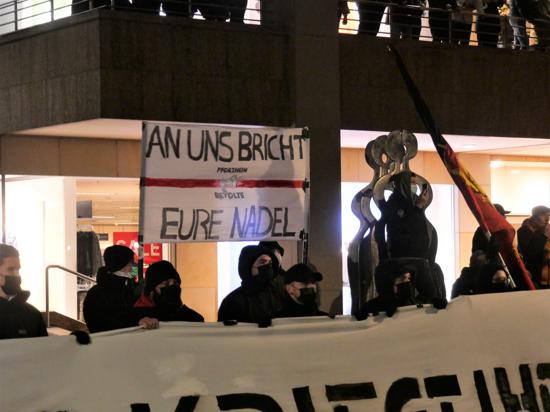 Die Pforzheimer Revolte und dem Banner „An uns bricht eure Nadel“.