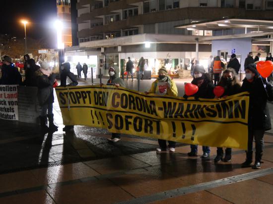 Ein Gelbes Banner mit der Aufschrift „Stoppt den Corona-Wahnsinn !!! Sofort !!!“ bei der Corona-Demonstration in Pforzheim.