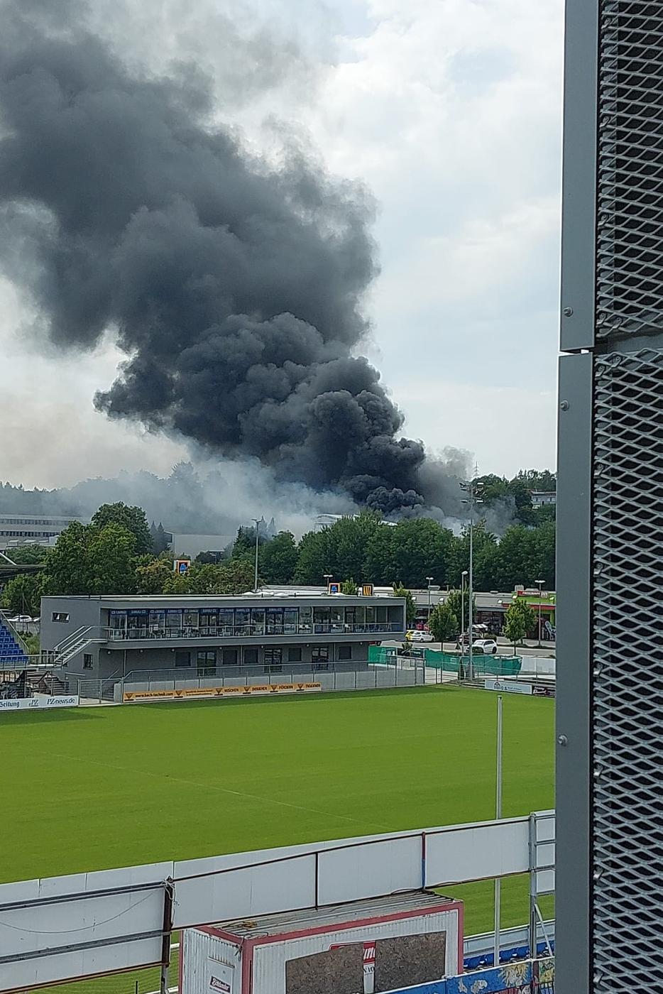 Brand bei Ensorgungsfirma: im Brötzinger Tal brennt eine Lagerhalle