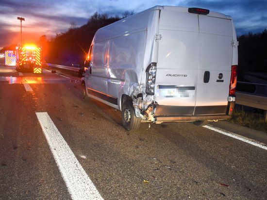 Ein Pannen-Transporter steht auf dem Verzögerungsstreifen der Autobahn-Anschlussstelle Pforzheim-West. Ein Motorradfahrer hatte das Fahrzeug zu spät erkannt – das hatte tödliche Folgen.