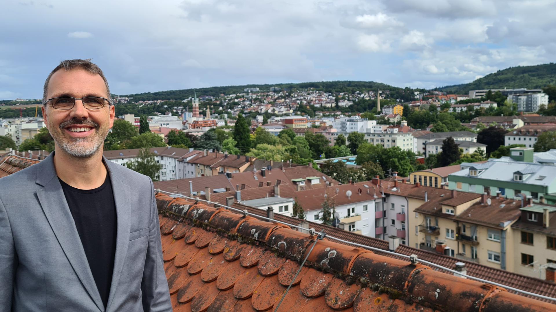 Der Leiter des Kulturhauses Osterfeld, Paul Taube, genießt die Weite und die Möglichkeit des Perspektivenwechsels auf dem Dach des Kulturhauses. 