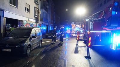 Nach offiziellen Angaben der Polizei wurde der Kinderwagen bei dem Brand in der Östlichen Karl-Friedrich-Straße in Pforzheim vermutlich angezündet. 