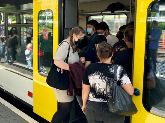 Auf der Suche nach den freien Quadratzentimetern: Einsteigen in den IRE nach Stuttgart war am Pforzheimer Hauptbahnhof auch am Dienstagnachmittag erschwert.