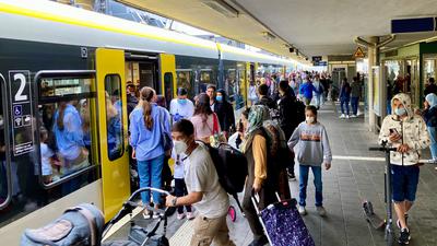 Passagiere versuchen am Pforzheimer Hauptbahnhof einen freien Platz in einer Bahn zu finden.