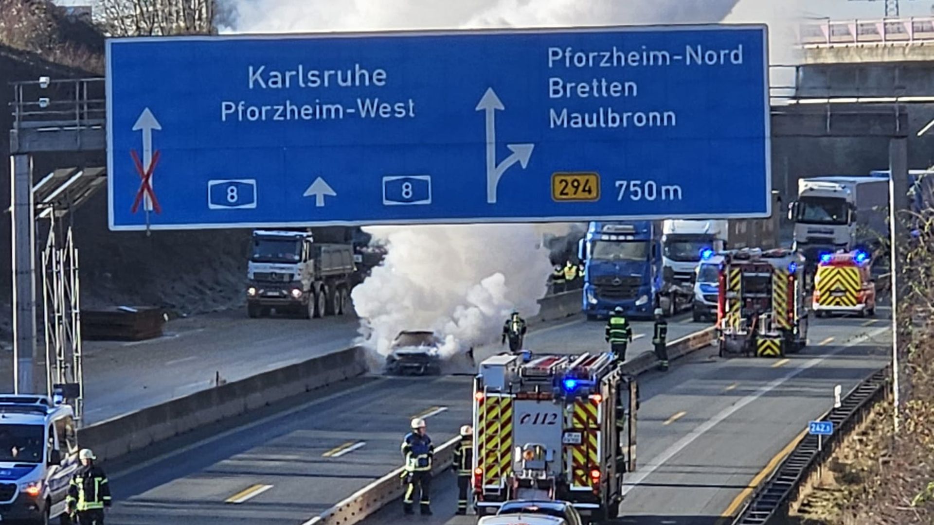 Der Rauch des brennenden Fahrzeugs ist weithin sichtbar.