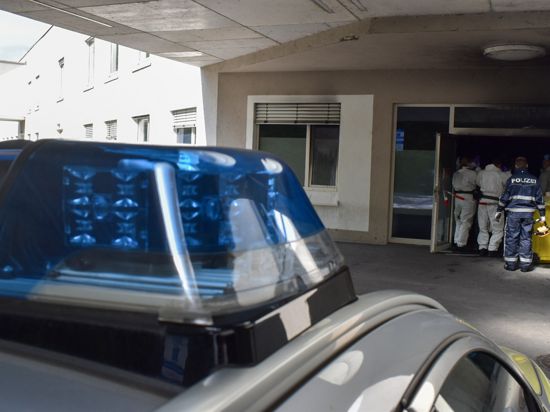 Polizeiarbeit: Ermittler suchen nach dem Tod eines Patienten in der Notaufnahme des Helios-Klinikums nach Spuren.