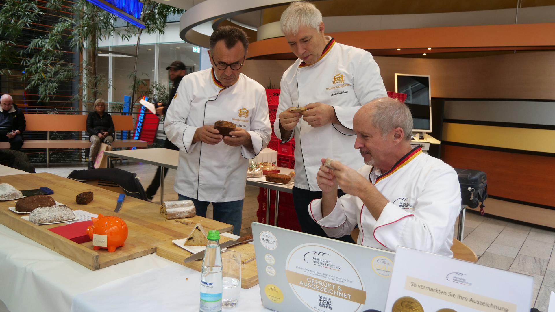 Wenn es um die Qualität der Stollen aus den hiesigen Bäckereien geht, dann schauen Manfred Förster, Martin Reinhardt und Manfred Stiefel (von links) ganz genau hin. 