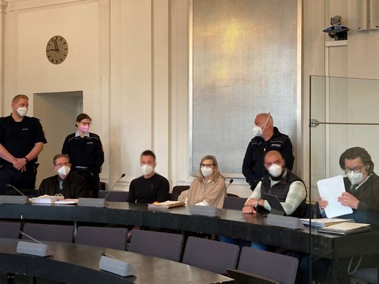 Was ist im Laubgäßchen wirklich passiert? Das versuchte die Schwurgerichtskammer am Landgericht Karlsruhe am zweiten Verhandlungstag zu klären. Den beiden Angeklagten (Zweiter und Vierter von rechts) stehen wegen versuchten Raubs mit Todesfolge vor Gericht.