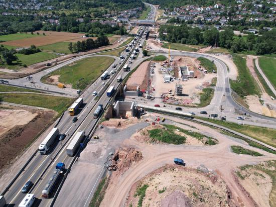 Baustelle an der A8: Weil Brückenteile eingehoben werden, wird die B10 zwischen Eutingen und Niefern für ein Wochenende gesperrt.