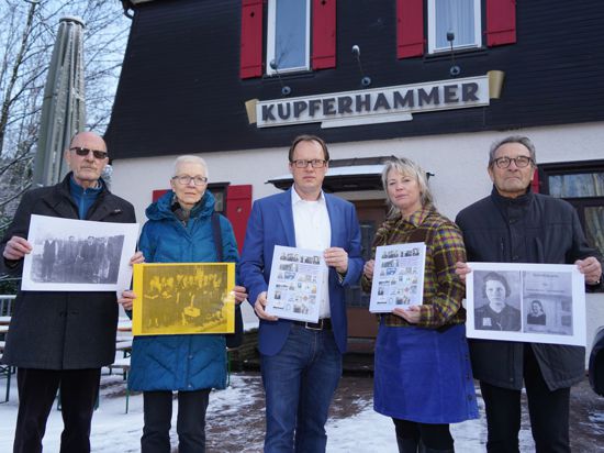 Gerhard und Brigitte Brändle, Kai Burmeister, Susanne Nittel und Jürgen Schroth stellen der Presse das Buch im Pforzheimer Kupferhammer vor. Dort waren einst Zwangsarbeiterinnen mit ihren Kindern untergebracht.