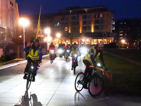 Als die Nacht hereingebrochen ist, fahren die Fahrrad-Aktivisten der Critical Mass los. Dieses Mal aber nicht über die Zerrennerstraße, weil diese gesperrt ist.