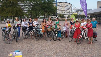 Im stilvollen Sommerkleid: Beim Fancy Women Bike Ride wollen die Aktivistinnen darauf aufmerksam machen, dass Radfahren nicht für alle Frauen auf der Welt selbstverständlich ist.
