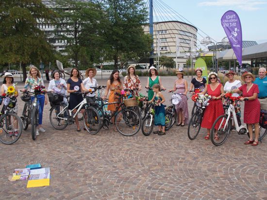 Im stilvollen Sommerkleid: Beim Fancy Women Bike Ride wollen die Aktivistinnen darauf aufmerksam machen, dass Radfahren nicht für alle Frauen auf der Welt selbstverständlich ist.