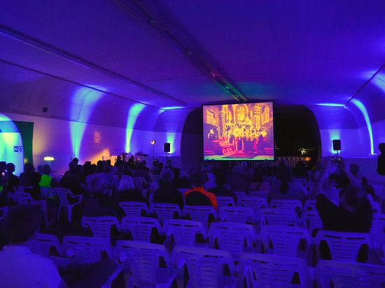 Ganz in Blau ist der Arlinger-Tunnel am Freitagabend getaucht, als das kommunale Kino dort mit zwei Stummfilmen und vielen geladenen Gästen sein Jubiläumsfest feiert.
