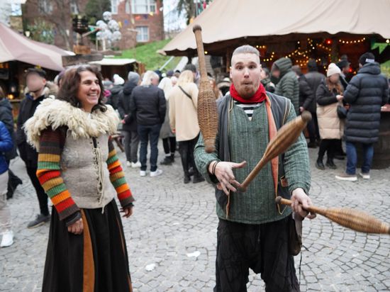 Seit seinem achten Lebensjahr beherrscht Gaukler Timelino die Kunst des Jonglierens. Auf dem Pforzheimer Mittelaltermarkt unterhält er die Besucher mit seinen Tricks, auch Organisatorin Carmen Schluchter schaut gerne zu.