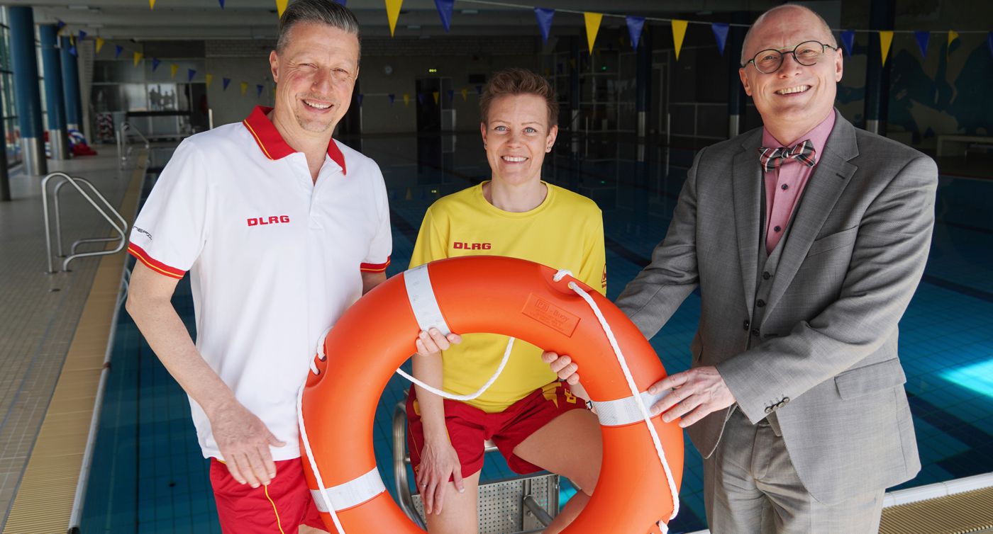 Jörg Augenstein und Isabell Städele von der DLRG und Bäderchef Lutz Schwaigert (von links) hoffen, dass der neue Rettungsschwimmer-Kurs gut angenommen wird.