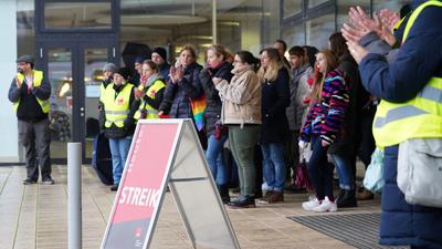 Stehen zusammen: Zahlreiche Beschäftigte des Pforzheimer Helios-Klinikums haben sich am Mittwoch vor dem Haupteingang eingefunden, um bei einem Streik unter anderem für mehr Gehalt zu kämpfen.