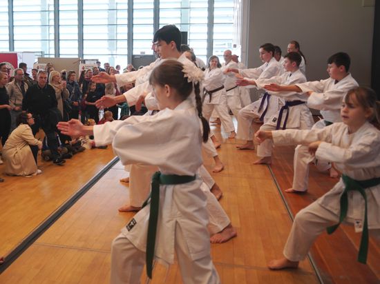 Viele interessierte Besucher verfolgten im mittleren Saal des Congresscentrums die Vorführung des Pforzheimer Karate-Zentrums bei der Vereinsmesse im März 2024.