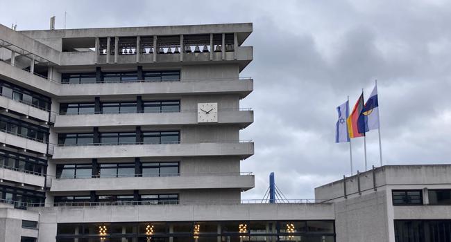 Auf dem Pforzheimer Rathausdach wehen nun wieder alle drei Flaggen: die israelische, die deutsche und die Pforzheimer Fahne.