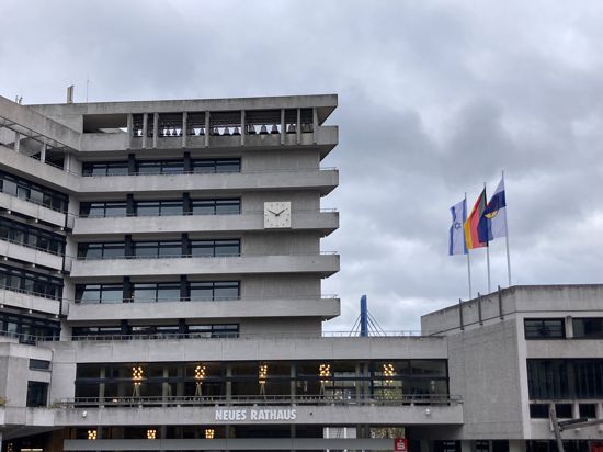 Auf dem Pforzheimer Rathausdach wehen nun wieder alle drei Flaggen: die israelische, die deutsche und die Pforzheimer Fahne.