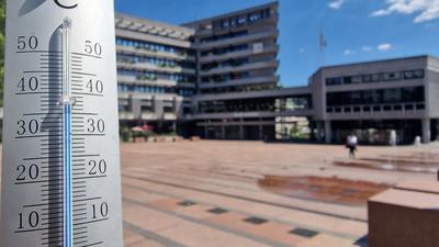 Beton, Stein und ein wenig Wasser: Das Thermometer zeigt am Nachmittag 37 sonnige Grad auf dem Marktplatz an.