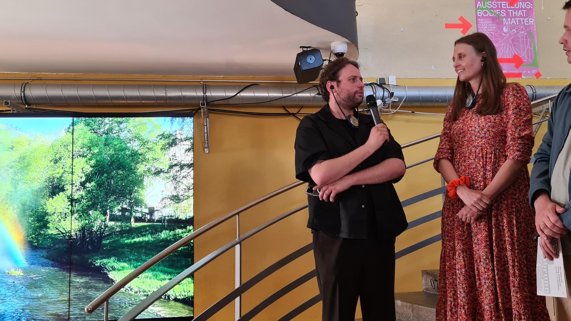 Kurator Jules van den Langenberg im Gespräch mit dem Künstlerduo Veronika Sedlmair und Brynjar Sigurdarson. Auf dem Video ist der künstliche Regenbogen zu sehen, den eine Wassernebel sprühende Skulptur erzeugen wird.  