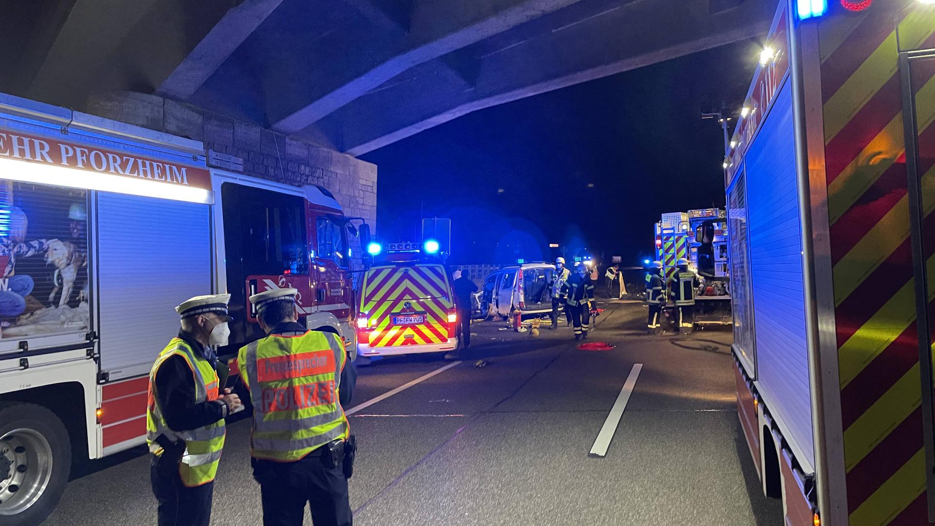 3 Tote nach Geisterfahrerunfall auf A8 bei Pforzheim - Mehrere Schwerverletzte - Vollsperrung.