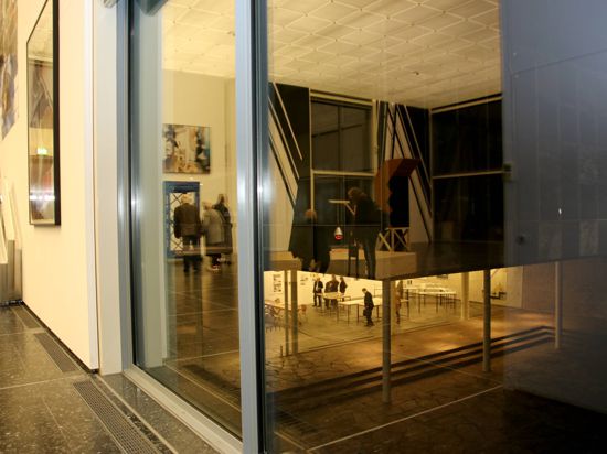 Blick von der großen Halle des Kunstvereins in den Innenhof sowie zu einer Ausstellung im Untergeschoss des Reuchlinhauses