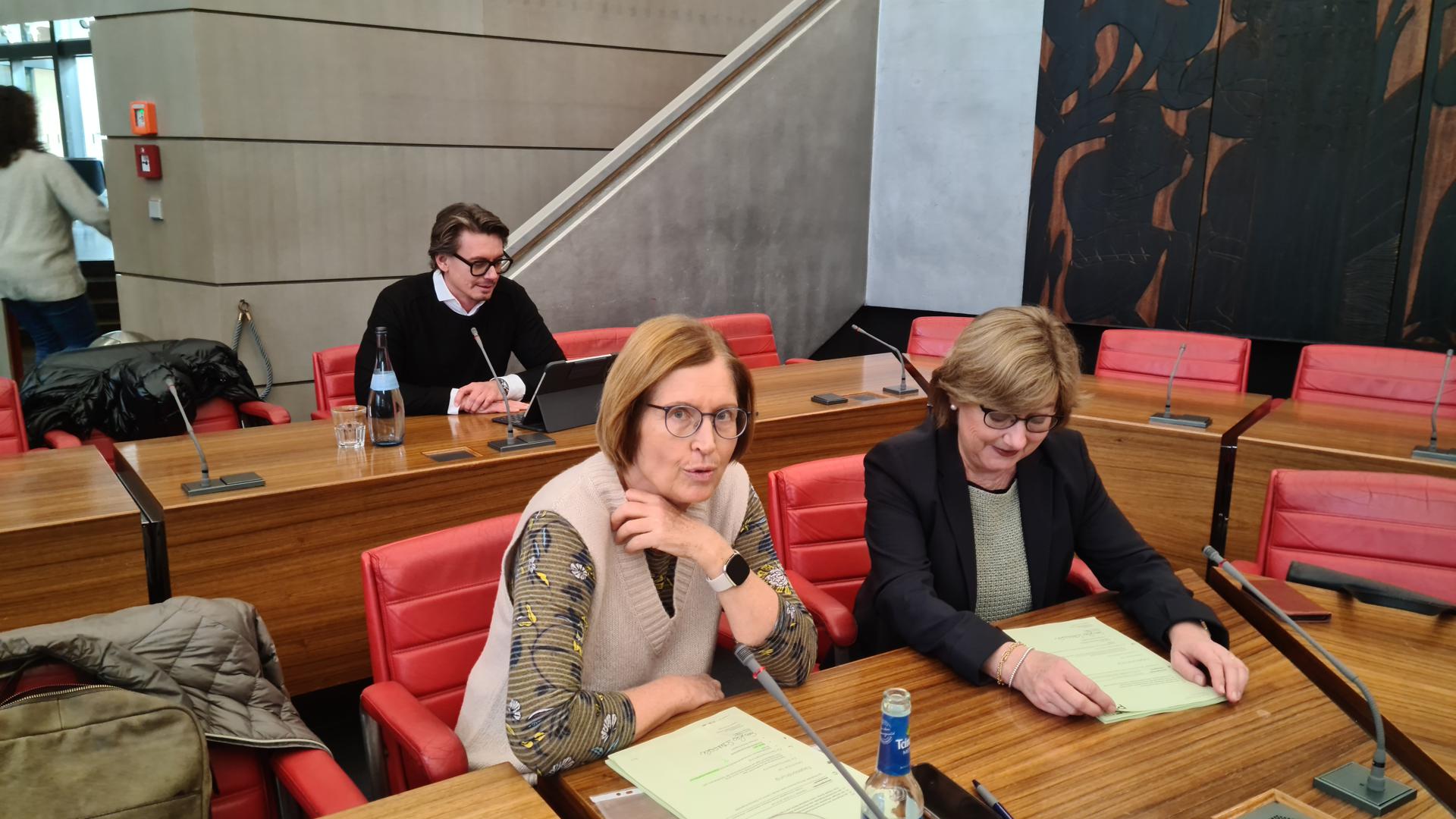 CDU-Fraktionschefin Marianne Engeser (rechts) mit Fraktionskollegin Brigitte Langer-Glock, dahinter Andreas Sarow, in der ersten Kulturausschusssitzung nach dessen Ausschluss aus der CDU-Fraktion.
