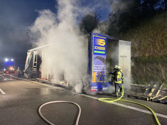 Auf der A8 zwischen Pforzheim und Karlsbad ist der Sattelauflieger eines Lkw ausgebrannt.