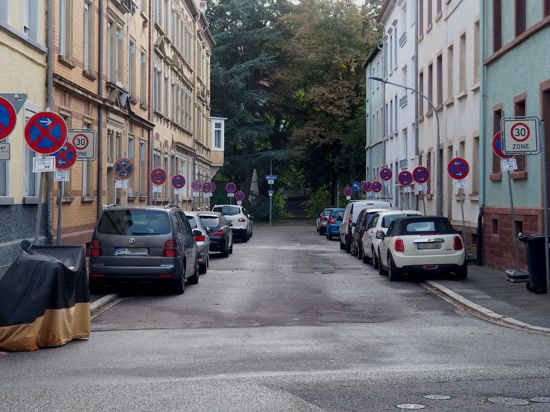 In der Scheuernbergstraße in Pforzheim wollen die Stadtwerke bauen – und weisen mit 19 Schildern auf ein Halteverbot ab Freitag hin.