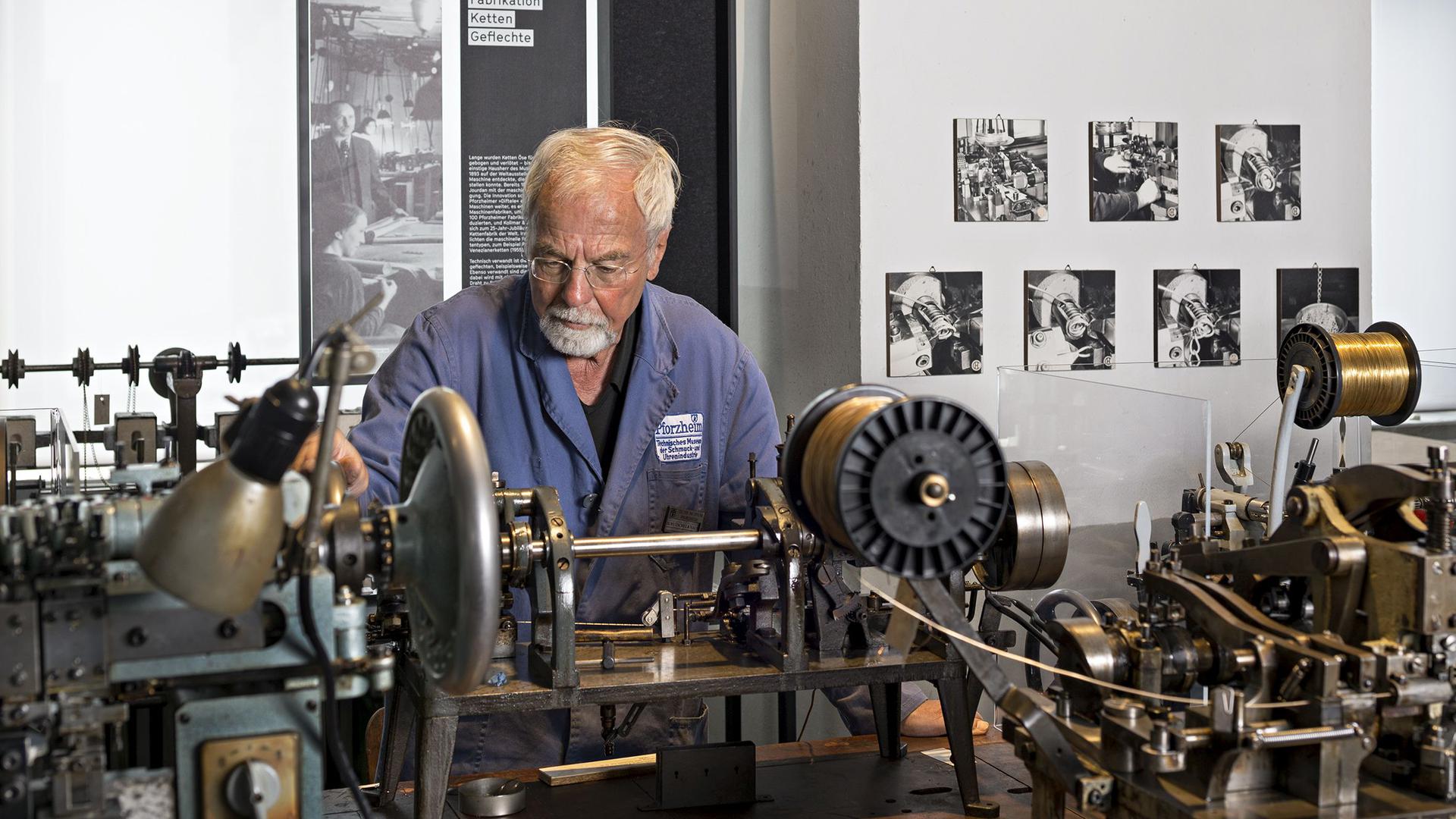 Herbert Mutschelknauß gehört zum Team des Technischen Museums Pforzheim, das Besuchern die historischen Maschinen vorführt. Etwa diese Kettenmaschine, die Glieder formt und ineinanderhängt. 