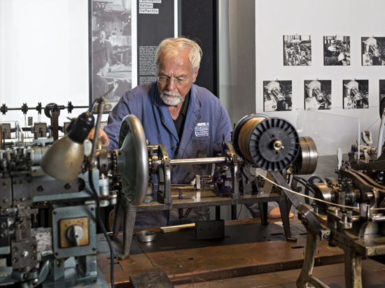 Herbert Mutschelknauß gehört zum Team des Technischen Museums Pforzheim, das Besuchern die historischen Maschinen vorführt. Etwa diese Kettenmaschine, die Glieder formt und ineinanderhängt. 