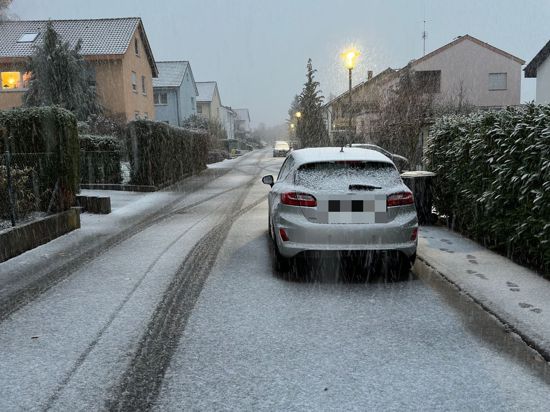 Im Pforzheimer Stadtteil Büchenbronn lag am Nachmittag der erste Schnee auf der Straße.