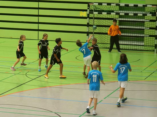Handball ist Trumpf: acht Mannschaften von sechs Grundschulen aus Pforzheim kämpften am Freitag in der Bertha-Benz-Halle um den Sieg bei der Grundschulliga. Hier im Bild: die Teams der Buckenbergschule und der Karl-Friedrich-Schule.