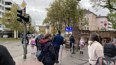 Eltern holten Kinder an der Nordstadtschule, Ausgang Brettener Straße, ab. 